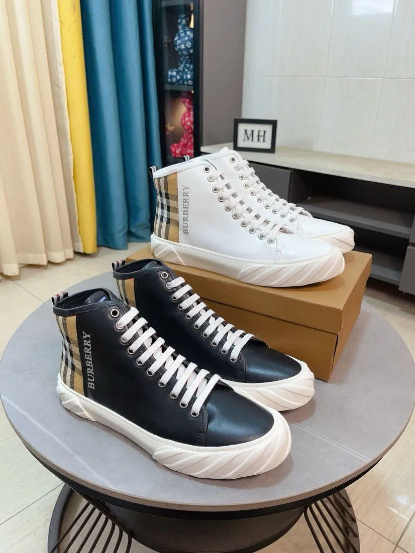 Men's shoes💰440🌹🌹"burberry" Burberry high-top original brand imported from Italy, selected cowhide with electric embroidered logo➕Genuine leather, breathable and comfortable (refuses to discolor and grind feet) Sole: non-slip rubber outsole, original quality, super comfortable Korean style shoes🏃 Men's shoe size: 38-44,